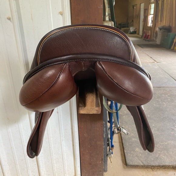Practically new! English Saddle Close Contact Jump Saddle Changeable gullet 17” - Picture 3 of 16
